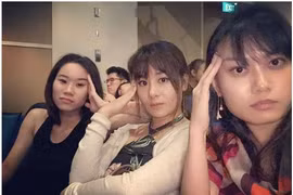 Xu hướng chụp ảnh “giả vờ nhức đầu” căng da mặt gây sốt