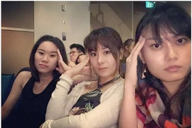 Xu hướng chụp ảnh “giả vờ nhức đầu” căng da mặt gây sốt