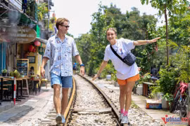 Cà phê đường tàu lại tấp nập đón du khách nước ngoài