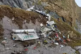 Xót xa hiện trường vụ máy bay chở 22 người trên sườn núi Nepal