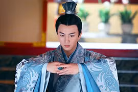 Mối tình điên loạn giữa Hoàng đế và vú nuôi già chấn động