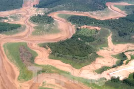 Cận cảnh nhánh sông Bé hạ nguồn thủy điện Thác Mơ khô cạn như sa mạc