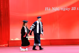 Hiệu trưởng dắt tay nữ sinh mắc bại não nhận bằng tốt nghiệp