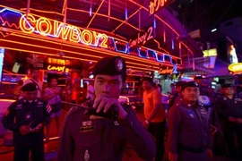 Khoe ngực trần trong hộp đêm, cô gái bị bắt ngay lập tức