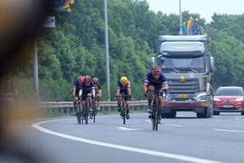 Những đoàn xe đạp 'đua với tử thần' trên cao tốc 80km/giờ