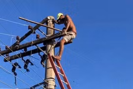 Trốn cảnh sát, kẻ đào tẩu cố thủ trên cột điện suốt 24 giờ