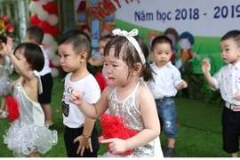 Video: Bé gái vừa khóc vừa cố múa đúng nhịp “cưa đổ” dân mạng
