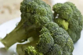 Xoa súp lơ lên mặt để.. chống nắng và ung thư