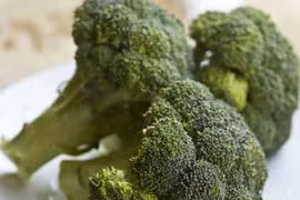 Xoa súp lơ lên mặt để.. chống nắng và ung thư