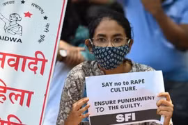 Phẫn nộ: Bé gái 13 tuổi bị cảnh sát xâm hại ngay tại đồn