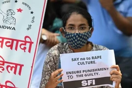 Phẫn nộ: Bé gái 13 tuổi bị cảnh sát xâm hại ngay tại đồn