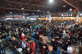 Dân Trung Quốc ùn ùn về quê ăn Tết gây quá tải