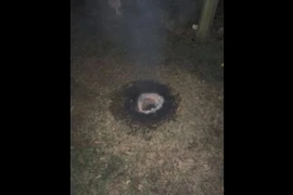 Hố sâu 1 mét cháy không ngừng khiến giới khoa học đau đầu