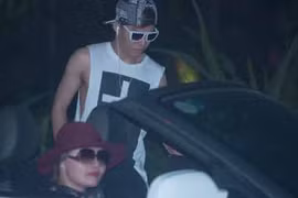 Nghi vấn học trò Hà Hồ “cặp” nữ doanh nhân lớn tuổi