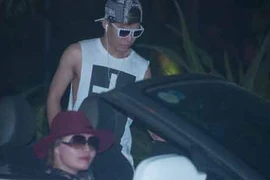 Nghi vấn học trò Hà Hồ “cặp” nữ doanh nhân lớn tuổi