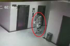 Sàm sỡ gái trong thang máy, gã biến thái bị cảnh sát “sờ gáy”