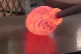 Tận mắt xem thổi bình thủy tinh nghệ thuật cực đỉnh