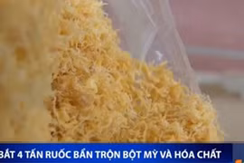 Ruốc bẩn trộn bột mỳ và hóa chất