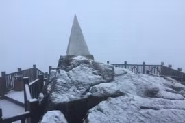 Cận cảnh tuyết rơi dày đặc trên đỉnh Fansipan