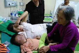 Bé trai bị bạo hành ở Nghệ An: Phận hẩm hiu của 2 mẹ con 