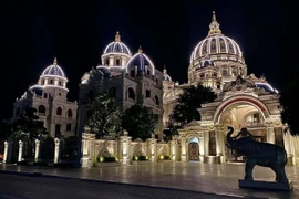 Tòa lâu đài 1000 tỷ lớn nhất ĐNÁ của đại gia Ninh Bình 