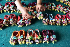 Tận mắt xem thiết kế giày thêu đầu hổ gây sốt