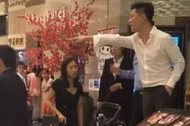 Choáng quản lý nhà hàng chửi rủa bà bầu vì bị ngăn hút thuốc