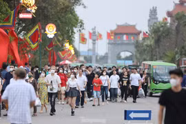 Dòng người đổ về đền Hùng dâng hương trước ngày Giỗ Tổ