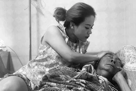 Sức khỏe chuyển biến xấu, nghệ sĩ Lê Bình tạm ngưng hóa trị