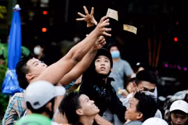 Thanh niên xếp hàng, tranh nhau giật tiền cúng cô hồn ở TP.HCM