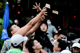 Thanh niên xếp hàng, tranh nhau giật tiền cúng cô hồn ở TP.HCM