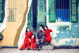 Ghen tị với thời trang đồng điệu tình cảm của vợ chồng Hồng Đăng 