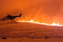 Khoảnh khắc núi lửa phun trào đáng sợ sau động đất