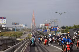 'Biển người' ồ ạt về lại TP HCM sau Tết