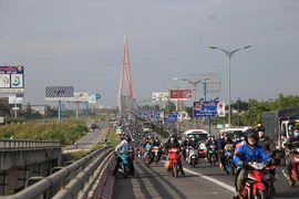 'Biển người' ồ ạt về lại TP HCM sau Tết