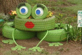 Trang trí sân vườn ấn tượng từ lốp xe cũ