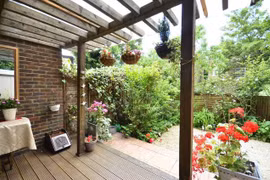 Sự thật phía sau quý bà mặc đồ ngủ đến sàn khiêu vũ mỗi tối