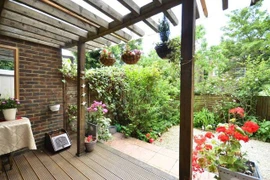 Sự thật phía sau quý bà mặc đồ ngủ đến sàn khiêu vũ mỗi tối