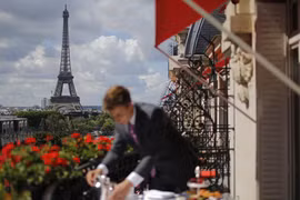 Bên trong khách sạn 5 sao thỏa thích ngắm tháp Eiffel