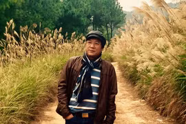 Bố chồng “Nàng dâu order” trẻ trung lịch lãm trong đời thường