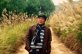 Bố chồng “Nàng dâu order” trẻ trung lịch lãm trong đời thường