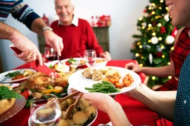 Giữ eo thon mà vẫn thoải mái ăn tiệc cuối năm bằng những mẹo này