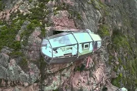 Ngắm những ngôi nhà độc đáo cheo leo trên vách đá