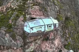 Ngắm những ngôi nhà độc đáo cheo leo trên vách đá