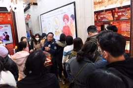 Người dân đổ xô đi mua vàng trước ngày vía Thần tài