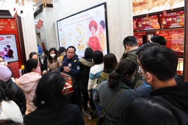 Người dân đổ xô đi mua vàng trước ngày vía Thần tài