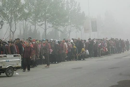 Biển người xếp hàng nhận gạo miễn phí từ siêu thị