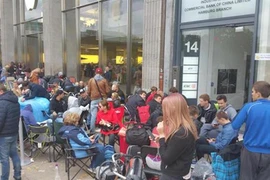 Cảnh xếp hàng dài chờ mua iPhone 6S khắp thế giới 