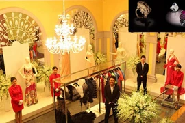 Lý Nhã Kỳ trưng bày kim cương tại biệt thự siêu sang