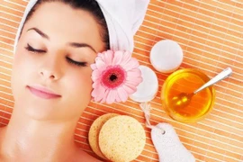 Làm mặt nạ dưỡng trắng da, trị mụn đầu đen cực đơn giản